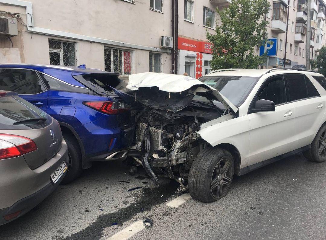 В Тюмени «Мерседес» разбил шесть автомобилей на Советской - 21 августа 2023  - 72.ру