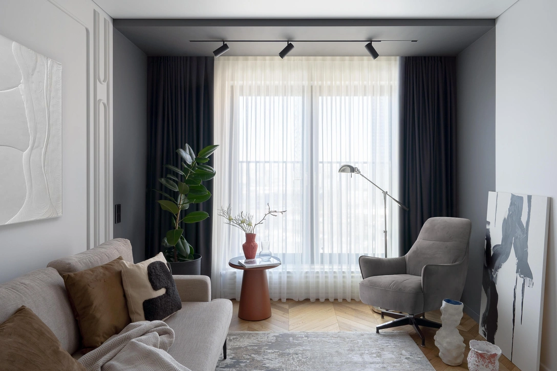 Журнальный стол «Орбита», «Ток-Мебель». Ковер «Сириус», «Ковер.ру». Торшер Equilibrium, Ralph Lauren. Диван гостиная «Фишт», Partisan. | Источник: Юлия Кирильчева