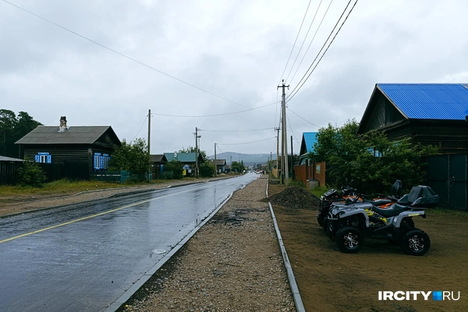 Местами здесь уложили асфальт и вскрыли тротуары, местами это сделано в обратном порядке | Источник: Даниил Конин / «ИрСити»