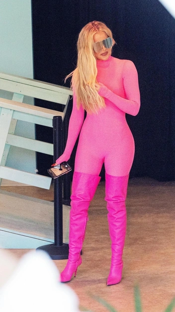 Кукла Барби: Хлои Кардашьян небанально повторила самый модный тренд лета 2023 — барбикор | marieclaire.ru