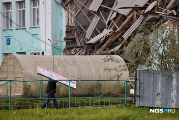Сторож Сергей снял плакат, посвященный 80-летию Победы в Великой Отечественной войне | Источник: Александр Ощепков / NGS.ru