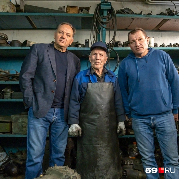 Игорь и Олег Сасуновы с главным механиком своих автопарков, которого ласково зовут дядей Вовой | Источник: Василина Любимова / 59.RU