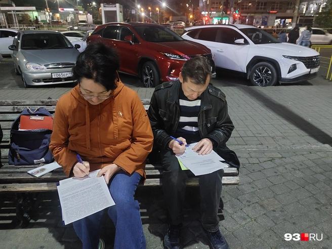 Некоторые приходили парами, чтобы поставить подпись | Источник: Екатерина Железнова / 93.RU