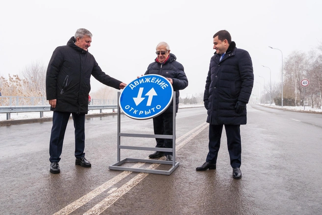 Дорога протяженностью 1,4&nbsp;километра оснащена всей необходимой инфраструктурой: круговым перекрестком, освещением, тротуарами и ливневкой | Источник: Андрей Поручаев
