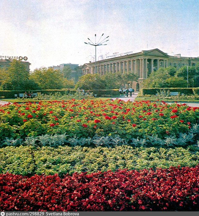 Площадь Революции и Дом советов (сегодня — краевое правительство) в 70-х | Источник: фотоальбом «Красноярск», издательство «Планета»