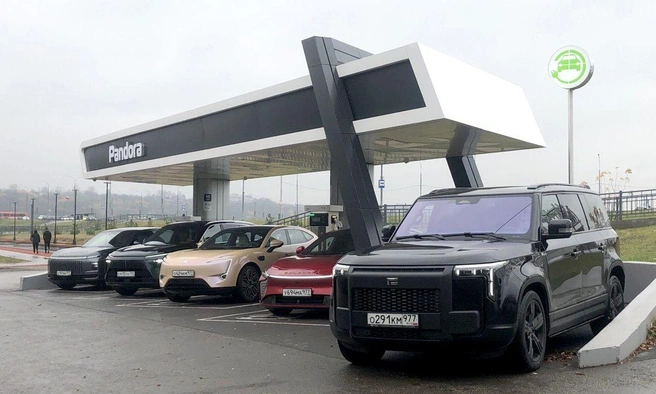 В Китае продажи электромобилей и последовательных гибридов уже выше, чем у обычных машин с ДВС, и эта мода постепенно доходит до России, по крайней мере, в сегменте дорогих машин | Источник: Артем Краснов