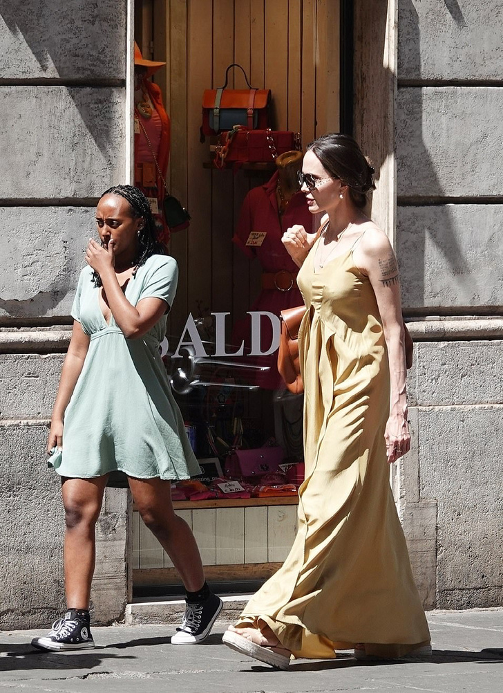 Мама-сафари: Анджелина Джоли в песочном платье Alberta Ferretti и босоножках на платформе гуляет с детьми по Риму