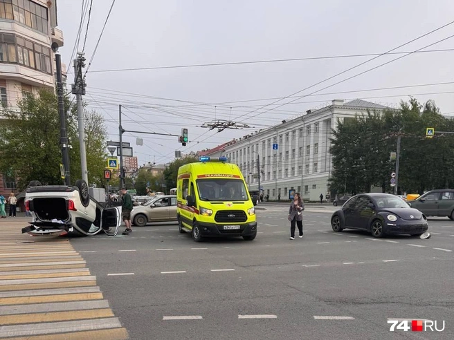 Haval после удара перевернулся на крышу | Источник: читатель 74.RU