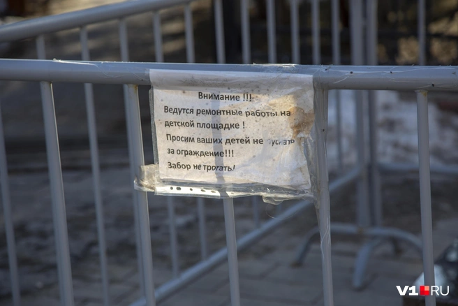 Пока памятник огорожен, а детей просят не залезать вплотную к бюсту | Источник: Константин Завриков / V1.RU
