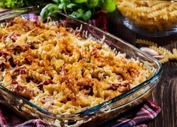 Вместо лазаньи: сытная запеканка с макаронами и сосисками на скорую руку