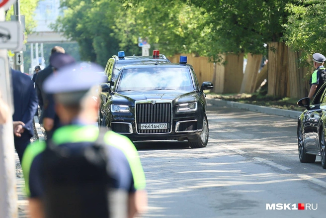 На церемонию прощания приезжают машины с мигалками | Источник: Артем Устюжанин / MSK1.RU
