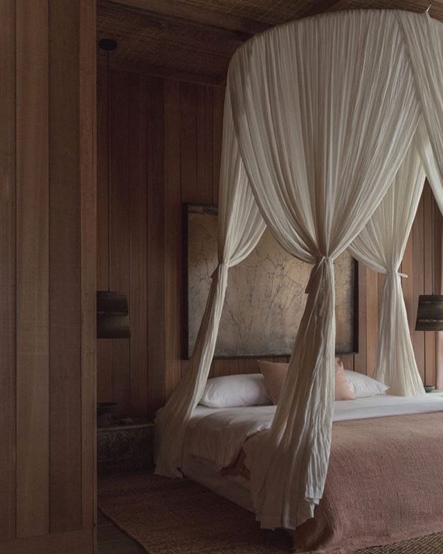 Кровати с балдахином в классическом и современном интерьере