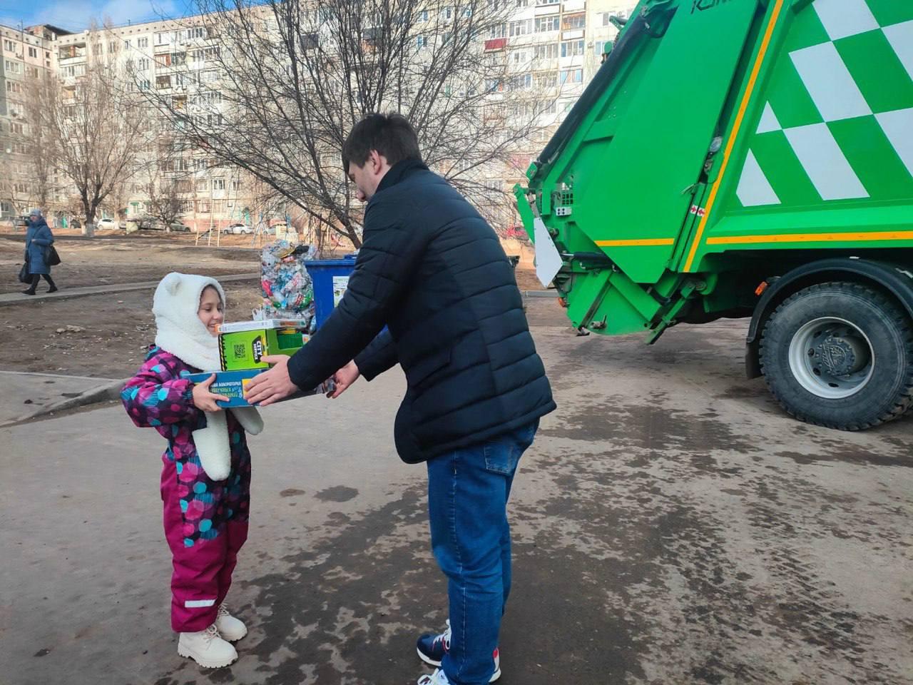 В Волгограде восьмилетней девочке-экологу подарили копию ее любимого мусоровоза