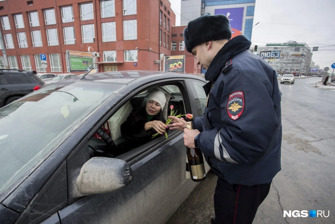 Автоинспекторы поздравили женщин на площади Ленина в Новосибирске c 8