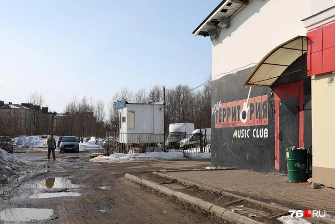 Папрковка у здания, по словам очевидцев, была занята машинами силовиков | Источник: Артем Бауман / 76.RU