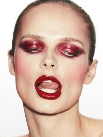 Как повторить «Cherry Red Makeup»: главный хит зимы 2025