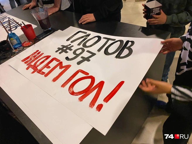 А если кто-то не подготовился, рядом девушки с гуашью бесплатно рисуют плакаты. Надпись&nbsp;— любая, кроме названий организаций | Источник: Ольга Козлова