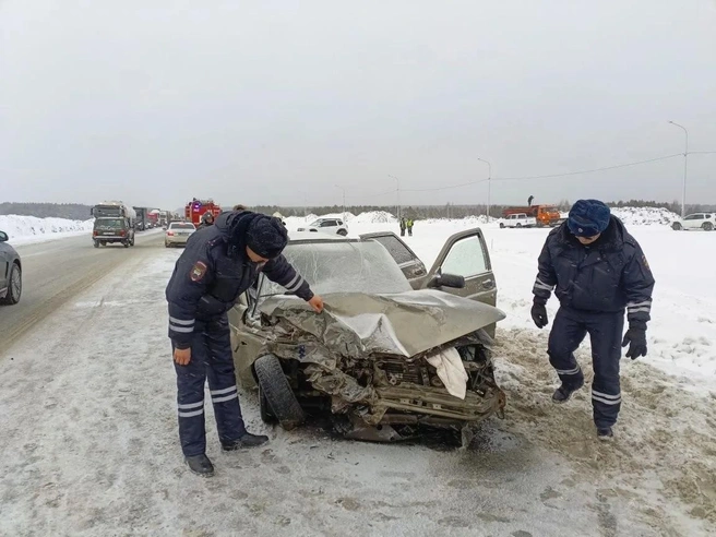 У этого автомобиля сильно повреждена передняя часть  | Источник: Госавтоинспекция Свердловской области