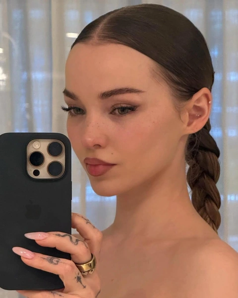 Источник: @dovecameron