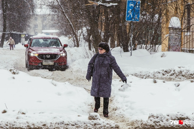 Переходить дорогу приходится по снежной каше | Источник: Артем Бауман / 76.RU