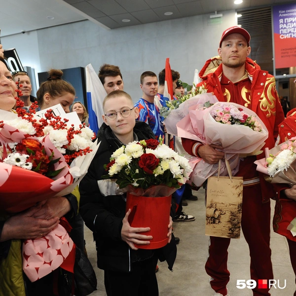 Болельщики подходили фотографироваться с чемпионами | Источник: Ирина Тропина / 59.RU