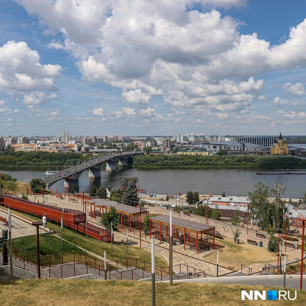 В этом парке люди часто любят гулять семьями: ведь здесь полно детских площадок | Источник: Наталья Бурухина / NN.RU