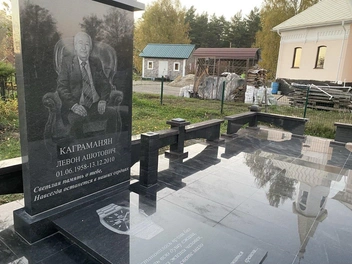 Часы, большое кресло, костюм&nbsp;— все говорит о статусности человека | Источник: Ирина Господаренко / NGS22.RU