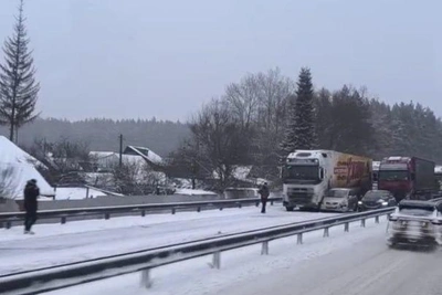 Фура и легковушка столкнулись на трассе М-5