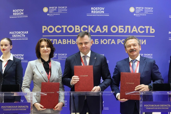 Подписи под документом поставили Инна Шевченко, Юрий Слюсарь и Михаил Сутягинский | Источник: ГК «Титан»