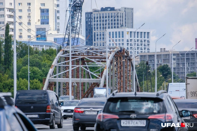 В потоке машин привычный образ | Источник: Булат Салихов / UFA1.RU