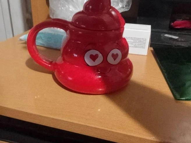 «Сыну в школе на «Санте» подарили кружку в виде какашки», — показала подарок Юлия. | Источник: читательница E1.RU
