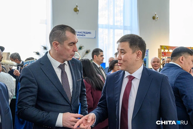 Буянто Батомункуев (справа) назначен на должность, которую ранее занимал Андрей Кефер (слева) | Источник: Олег Федоров / CHITA.RU
