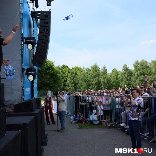 Раздача воды | Источник: Артём Устюжанин / MSK1.RU