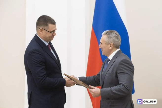 Губернатор вручил дипломы участникам проекта | Источник: телеграм-канал Александра Моора