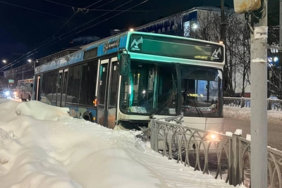 Автобус в Мурманске съехал с дороги и снес забор