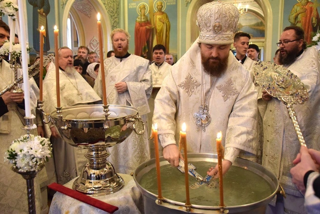 Освящённую воду в этот праздник верующие хранят дома в течение года | Источник: пресс-служба челябинской епархии