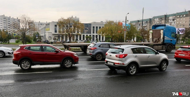 Ехавший прямо по правому ряду Kia вынужден срочно вклиниться в соседнюю полосу, которая искривилась в его сторону | Источник: Артем Краснов
