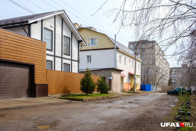 Чей-то коттедж в центре микрорайона | Источник: Булат Салихов / UFA1.RU