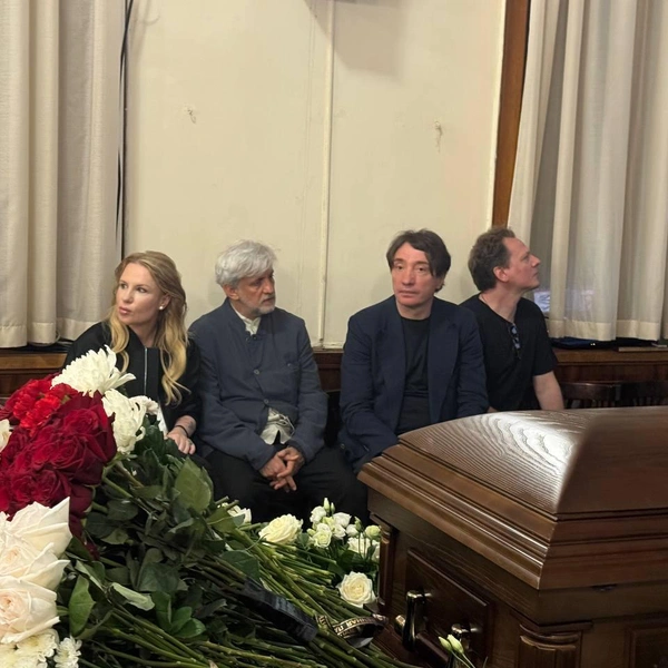 Валерия Гай Германика (слева) сидит рядом с сыном Александра Митты — Евгением | Источник: Михаил Мечев / MSK1.RU
