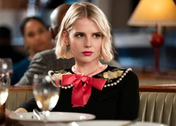 Стиль в сериале «Политик»: от копии Жаклин Кеннеди до китча 80-х