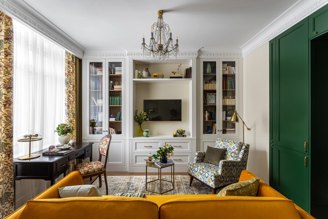 Гостиная. Библиотека выполнена на заказ в мастерской Алексея Верещагина. Кресло, Divan.ru. Стул перетянут в ткань, «Квинтекс». Письменный стол, «Молодечномебель». Настольная лампа и торшер, ИКЕА. Ковер, Art de Vivre. Журнальный столик найден в мебельном аутлете «Ликви». Диван, SK Design. | Источник: Антон Лихтаровия. Стиль: Ольга Рябова