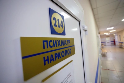 Охранника сняли с работы за 14-летний учет у нарколога