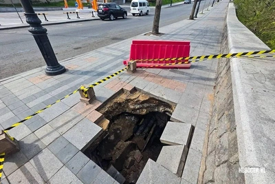 Турист из Китая едва не провалился на 3 метра на набережной Владивостока