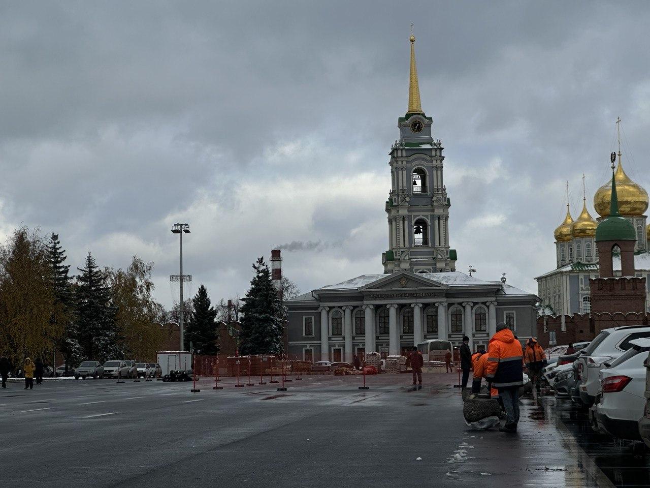 Губернский каток начали устанавливать в центре Тулы: фото с площади