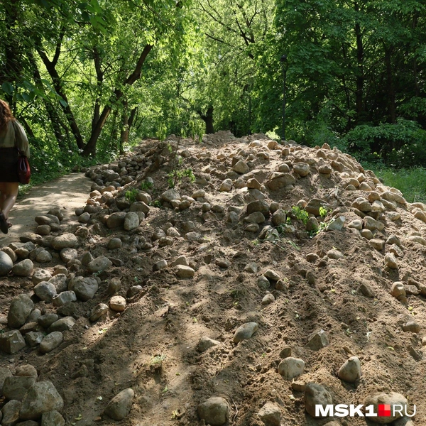 В «Коломенском» перерыли историческую мощеную дорогу | Источник: Артем Устюжанин / MSK1.RU
