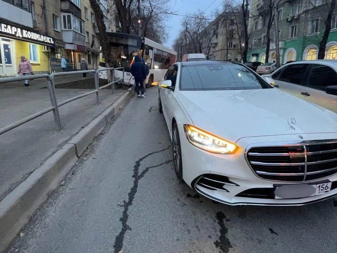 Сначала автобус врезался в автомобиль Mercedes | Источник: ГУ МВД России по Самарской области
