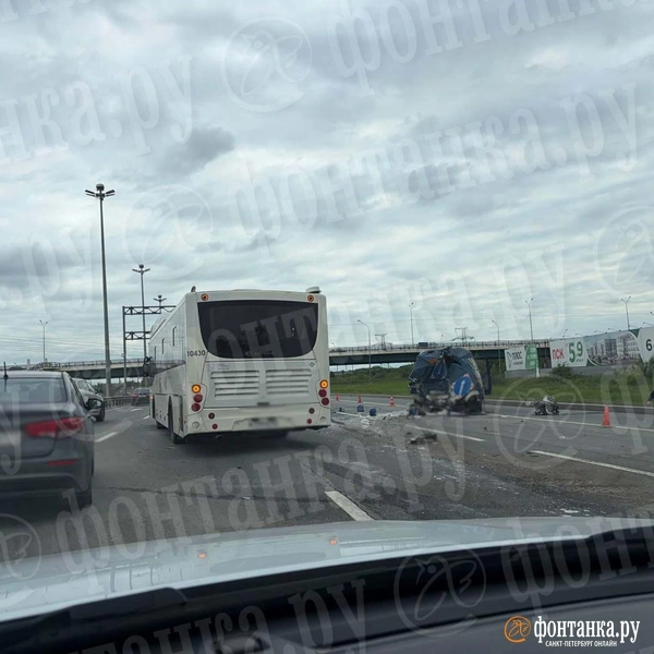 Через полчаса после аварии автомобилей медиков на месте происшествия видно не было. Рабочие рассматривали последствия аварии с тротуара | Источник: читатель «Фонтанки»