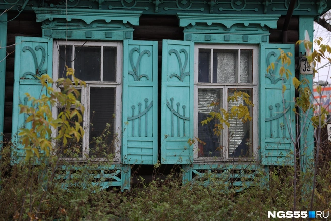 Окна многих домов украшены ставнями | Источник: Евгений Софийчук / NGS55.RU