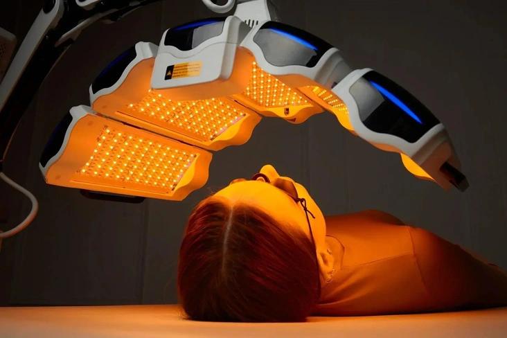 Сертификат на курс ФДТ REVIXAN в клинике KraftwayФДТ REVIXAN — медицинская методика, в которой фотосенсибилизатор активируется светом и запускает выработку активных форм кислорода, стимулирующих восстановление тканей. Она используется для омоложения и лифтинга, лечения акне и розацеа, реабилитации после пластики и в трихологии (алопеция, пересадка волос). Сертификат на курс процедур можно рассматривать как быстрый способ сократить реабилитацию и заметно улучшить качество кожи.