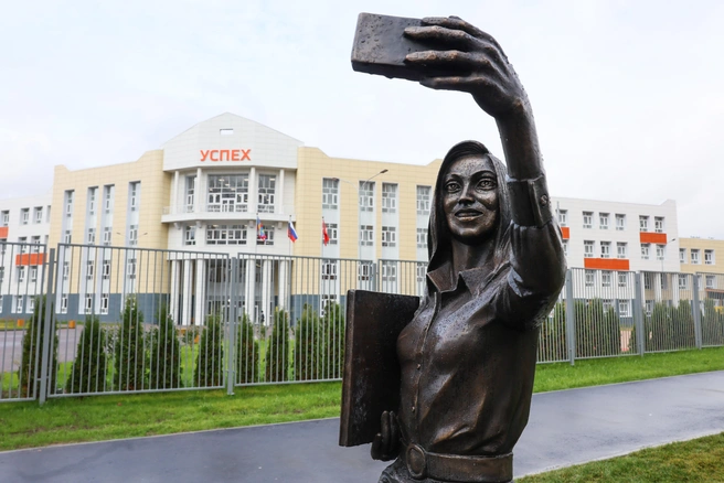 Некоторым родителям не нравится выражение лица скульптуры | Источник: Артем Устюжанин / MSK1.RU